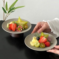 Vintage keramische porseleinen grijze ronde borden met voet voor restaurant, diner, dessert, cake, fruit, met logo