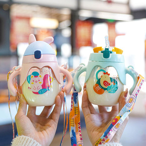 Gobelet à bec pour bébé avec poignées, design de dessin animé, sans BPA, en matériau PP, pour enfants de 1 à 2 ans, pour boire de l'eau ou du lait - Product Image 1