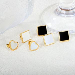 Pendientes de botón cuadrados negros chapados en oro de 18 quilates de moda al por mayor, aretes de acero inoxidable con dijes de concha y corazón lindos para mujer - Product Image 5