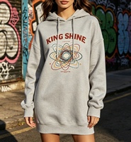 Robe pull à capuche décontractée en polaire mi-longue, couleur unie avec sérigraphie personnalisée, style streetwear jeune et tendance, vêtements de créateur