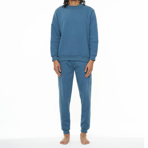 Ensemble sweat-shirt et pantalon contemporain assorti, conçu pour offrir un look décontracté et fluide, idéal pour la mode quotidienne - Product Image 4