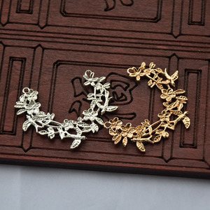 Pendentif en cuivre sculpté en forme de branche de fleur de prunier, 15x45mm, style antique, pour la fabrication de colliers - Product Image 2