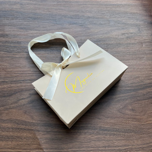 Sac en papier pêche de luxe personnalisé avec logo noir pour l'emballage de bijoux, cosmétiques et lunettes, avec poignée en ruban - Product Image 4