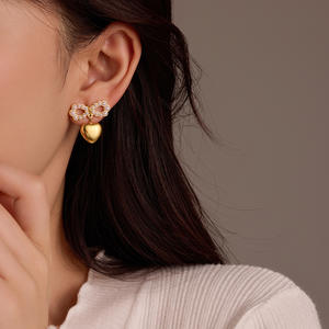 Boucles d'oreilles pendantes en forme de cœur avec nœud en perle ton or avec accents de perles délicates Boucles d'oreilles pendantes à la mode Grand cadeau pour ses anniversaires - Product Image 2