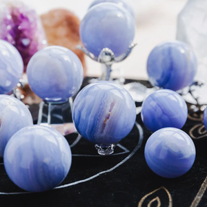 Esfera de Ágata Azul Natural Pulida en Venta, Bola de Cristal de Ágata Azul Natural - Product Image 6