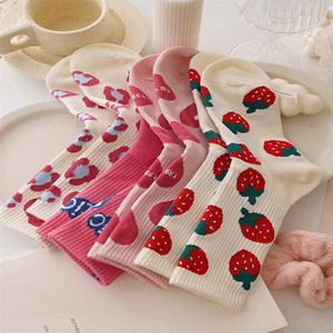 Calcetines de media pantorrilla para mujer, de algodón, con estampado de fresas y letras, estilo holgado, para jóvenes, uso casual. - Product Image 2