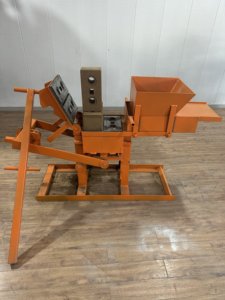 Portable de vente chaude en Afrique qui ne nécessite pas d'<span class=keywords><strong>électricité</strong></span> <span class=keywords><strong>pour</strong></span> la fabrication manuelle de briques en argile - Product Image 6