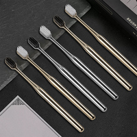 Brosse à dents manuelle argentée de luxe poils souples meilleur cadeau Design électrolytique élégant parfait pour la maison, l'hospitalité ou les voyages