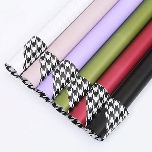 Papier d'emballage pour fleurs en plastique PP imperméable imprimé pied-de-poule de luxe 58*58cm, conçu pour les fleuristes - Product Image 2