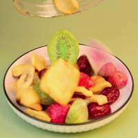 Collations asiatiques 250G Bouteille en plastique Aliments secs Fruits mélangés lyophilisés Kiwi Fig Banane Fraise Dattes rouges pomme Fruits mélangés lyophilisés