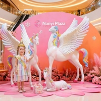 Grande sculpture en fibre de verre licorne arc-en-ciel de dessin animé, entièrement faite à la main, coffret cadeau, décoration pour la photographie et les zones touristiques et commerciales