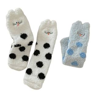 Chaussettes d'intérieur épaisses en polaire corail de style japonais brodées avec un motif de pudding pour femmes, Jingwen OEM, hiver - Product Image 6