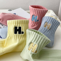 Chaussettes brodées avec des lettres, chaussettes courtes pour femmes, chaussettes de sport, chaussettes en coton pour le printemps et l'été, chaussettes courtes polyvalentes à bout rond