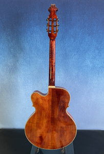 กีตาร์แจ๊สทรงโค้งขนาด 17 นิ้ว แกะสลักด้วยมือ รุ่น Violin Style ทำจากไม้มะฮอกกานี เมเปิล สปรูซ และไม้มะเกลือ  แบบโปร่ง  ระบบไฟฟ้า-อะคูสติก ยี่ห้อ Yunzhi - Product Image 4