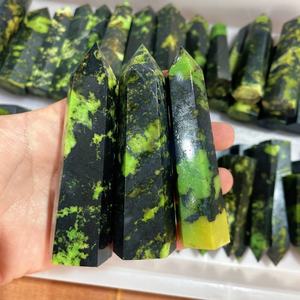 Vente en gros de tours de cristal en <span class=keywords><strong>opale</strong></span> verte naturelle pour la décoration - Product Image 2