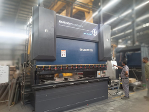 Máquina de Doblado Hidráulica CNC Industrial, Capacidad de 125T, Longitud de Trabajo de 2500 mm, para el Procesamiento de Chapas de Acero y Aluminio - Product Image 4