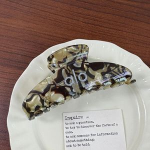 Pinza de Pelo Grande de Acetato con Diseño de Letra Alo, Efecto Tortuga y Mármol, con Logotipo Grabado, Antideslizante, para Mujer - Product Image 6