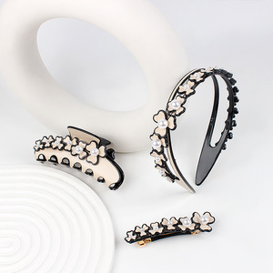 Nueva Colección Alexander Heartstring, Accesorios para el Cabello de Moda para Mujer, Diadema Grande con Flores de Acetato Beige e Incrustaciones de Perlas - Product Image 1