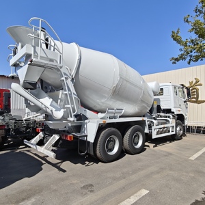 HOWO 8x4 14 Kubieke Meter Zware Cementmixer Transportvoertuig Betonmixer Tankwagen voor Bouwprojecten - Product Image 5