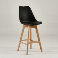 Mobilier de salle à manger chaise de comptoir haute en plastique vente en gros tabouret de bar nordique moderne pour cuisine restaurant pieds en bois maison