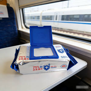 Lingettes désinfectantes à 75 % d'alcool, lot de 50, action rapide pour désinfecter les mains, les téléphones et les surfaces publiques partout - Product Image 1