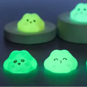 Fai da te per bambini giocattoli da bagno promozionali piccolo simpatico cartone animato sorridente che si bacia piangendo felice nuvola di pioggia luminosa in resina scultura artigianale