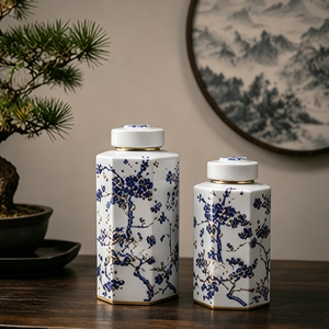 Bocaux hexagonaux en porcelaine blanche, bleue et dorée à motif floral avec bordure dorée pour table console zen orientale et accent de décoration intérieure - Product Image 1
