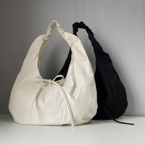 กระเป๋าโท้ทผ้าแคนวาสลายการ์ตูนโลโก้แบบกำหนดเอง ความจุเยอะ สำหรับผู้หญิง สไตล์ลำลอง คลาสสิก สายสะพายรูปพระจันทร์ เหมาะสำหรับการเดินทาง - Product Image 4