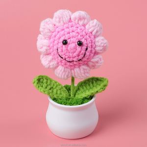 Adorable girasol sonriente rosa de ganchillo, planta en maceta hecha a mano, flor decorativa en maceta - Product Image 4