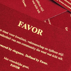 Invitaciones de Boda Personalizadas en Terciopelo Rojo con Impresión en Dorado, Sobres de Terciopelo con Acabado Brillante y Autoadhesivos, y Tarjetas de Agradecimiento - Product Image 4