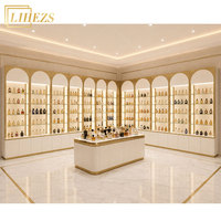 Vitrine de présentation murale de parfums en verre, design de boutique de luxe sur mesure, or blanc, pour la vente au détail