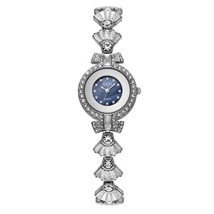 Montre bracelet de luxe sertie de diamants avec un nœud, au design raffiné et élégant, pour femme, au style épuré. - Product Image 6