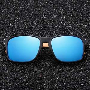 Lunettes de soleil polarisées en bois faites à la main pour hommes et femmes, idéales pour la conduite en extérieur - Product Image 3