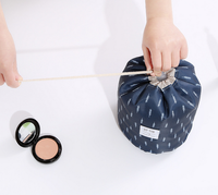 Vente en gros de trousse de toilette de voyage cylindrique pour femmes, organisateur de rangement, trousse de maquillage cosmétique avec pochette amovible avec cordon de serrage