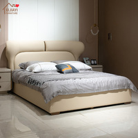 Lit plateforme moderne italien de luxe à double aile, revêtement en cuir beige clair, structure en bois avec garniture métallique, haute qualité