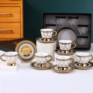 नई लक्जरी आधुनिक सोने की प्लेटेड यूरोपीय सिरेमिक कॉफी चाय मग उपहार बॉक्स और 6 कॉफी मग और सॉकर सेट का सॉकर उपहार सेट - Product Image 4