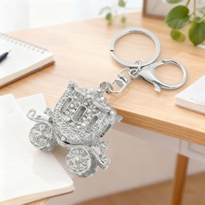 Accessoires de décoration en métal de luxe personnalisés, pendentif de porte-clés de voiture en forme de chien mignon en cristal et diamant - Product Image 5