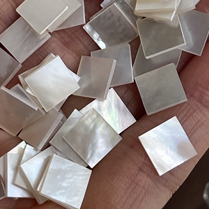 แผ่นมุกสีขาวทรงสี่เหลี่ยมขนาด 8x8x0.9 มม. สำหรับงานฝีมือ DIY เครื่องประดับ - Product Image 4