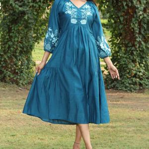 ชุดเดรสผ้าฝ้ายลินินทรงเอ สไตล์ลำลอง คอวี แขนยาว ความยาวปานกลาง เหมาะสำหรับวันหยุดฤดูร้อนสำหรับผู้หญิง  ปรับแต่งได้ตามต้องการ - Product Image 4