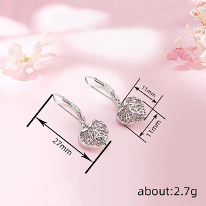 Orecchini pendenti a cuore cavo da donna, graziosi e alla moda - Product Image 4