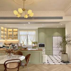 Ensemble d'armoires de cuisine de style cottage vert sauge - Niches de présentation en verre et quincaillerie en laiton, espace central aéré multi-zones pour les maisons familiales de luxe - Product Image 1