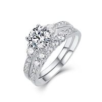 Anillo de Compromiso 2 en 1 de Plata de Ley S925 con Baño de Rodio, Moissanita Redonda Color D VVS1 con Piedras Laterales, Certificado GRA