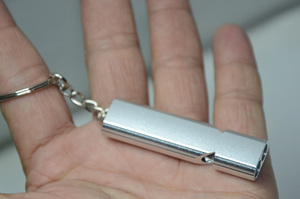 Chất lượng cao khẩn cấp bán buôn kim loại còi Keychain với logo - Product Image 6