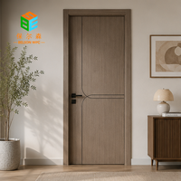 Porte intérieure moderne et simple pour maison, en composite, étanche, avec finition sculptée et décoration à lignes noires.