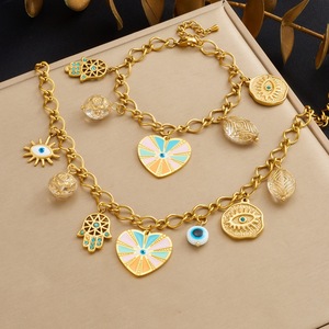 Conjunto de Collar y Pulsera de Acero Inoxidable con Baño de Oro 18k PVD, Diseño de Palma de la Suerte y Corazón en Colores Caramelo, Ideal para Regalo de Aniversario o Boda - Product Image 2