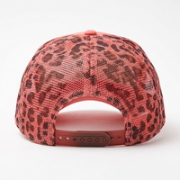 Gorra de béisbol snapback de 5 paneles con logo de parche de goma personalizado, espalda de malla con estampado de leopardo de dos tonos, corona alta y visera curva