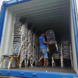 Cadeira de Banquete Estofada em Plush com Estrutura Metálica Dourada, Suporte de Barra Transversal, Design Durável e Empilhável para Uso Interno e Externo em Casamentos - Product Image 3