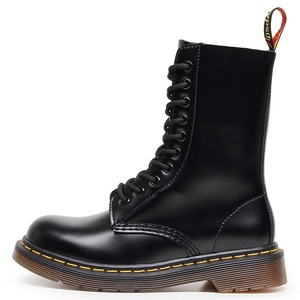Botas de tobillo estilo británico para hombre y mujer, de cuero genuino, punta redonda, zapatos de motociclista modernos de estilo europeo-americano. - Product Image 2