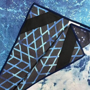 Toalla de Playa de Microfibra con Estampado de Ondas, Antiarena, Secado Rápido, Ultra Absorbente, Ligera y Compacta para Viajes - Product Image 3