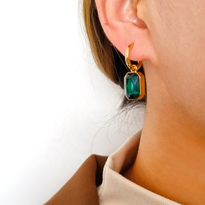 Boucles d'oreilles créoles en acier inoxydable plaqué or PVD 18 carats avec breloques en zircon taille émeraude |   Bijoux hypoallergéniques, résistants au ternissement et tendance - Product Image 2